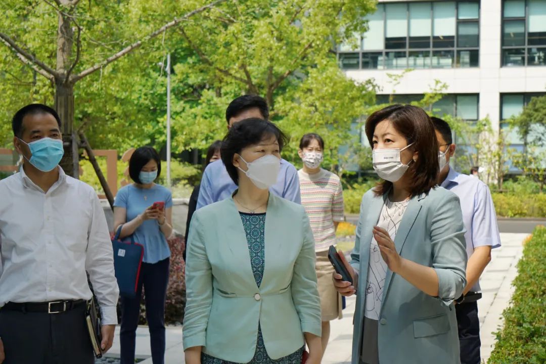 徐彙區委常委、統戰部部長秦麗萍一(yī)行走訪彙付天下(xià)，考察公司防疫複工(gōng)情況(圖1)