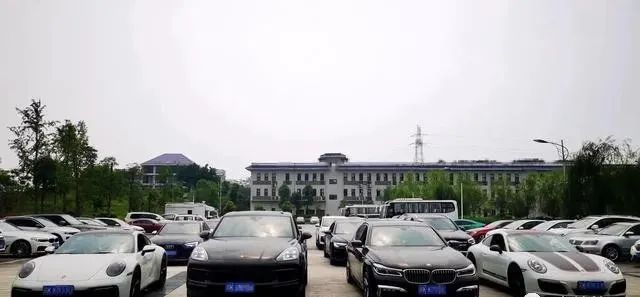 起底開(kāi)豪車(chē)“炸街”90後跑分(fēn)團夥：藏身網吧洗錢數百億，36人被抓