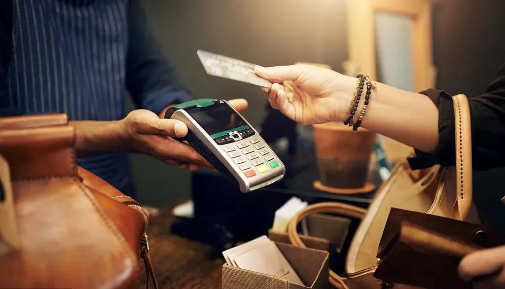 5月15日起施行：POS套現100萬、無證經營支付獲益10萬元就要抓人了！_辦理銀行刷卡機多少錢(圖2)